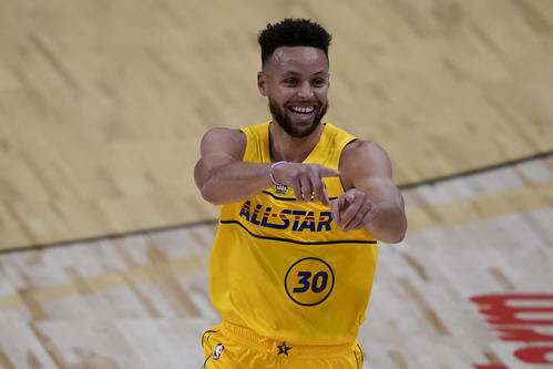 レブロン・ジェームズからのパスを受け、深い位置から3点シュートを沈めたカリー（AP）