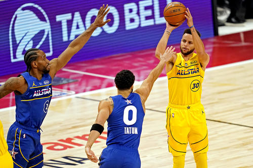 レブロン・ジェームズからのパスを受け、深い位置から3点シュートを沈めたカリー（AP）