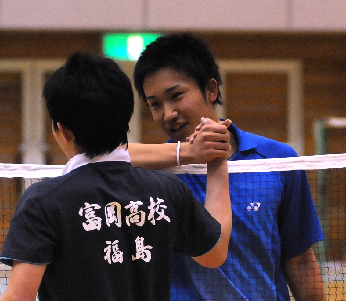 12年1月、東北高校選抜バドミントン・男子シングルス決勝で富岡勢対決を制した桃田（右）は後輩の保木と握手を交わす（2012年1月29日撮影）