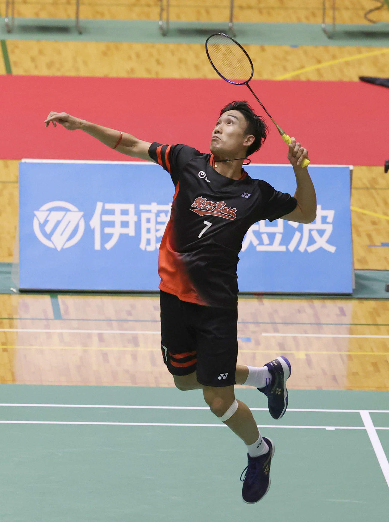 バドミントン全日本総合選手権　最終日　男子シングルス決勝でプレーする桃田賢斗（2020年12月27日・代表撮影）