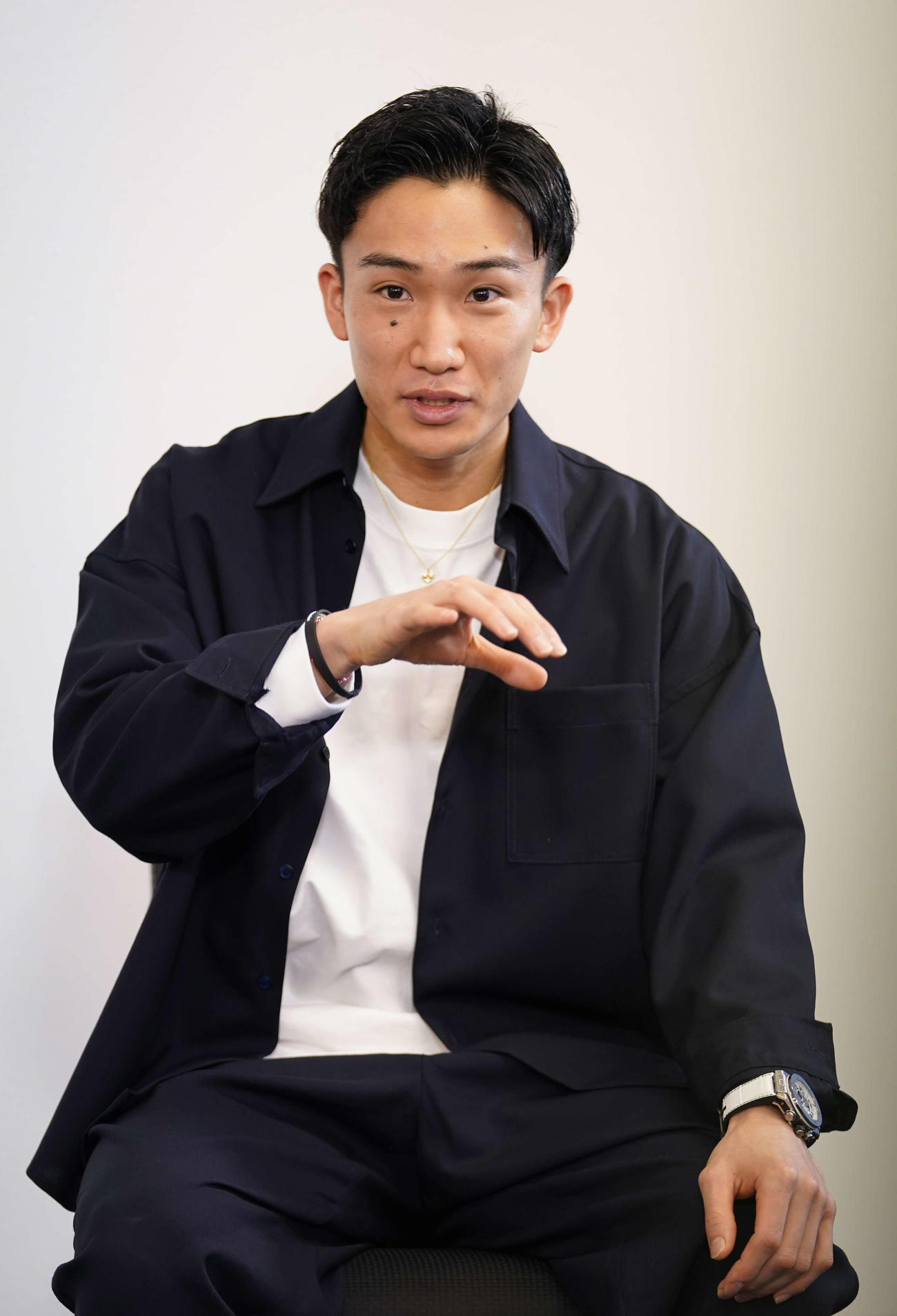 東日本大震災10年を前にインタビューに応じるバドミントンの桃田（代表撮影）