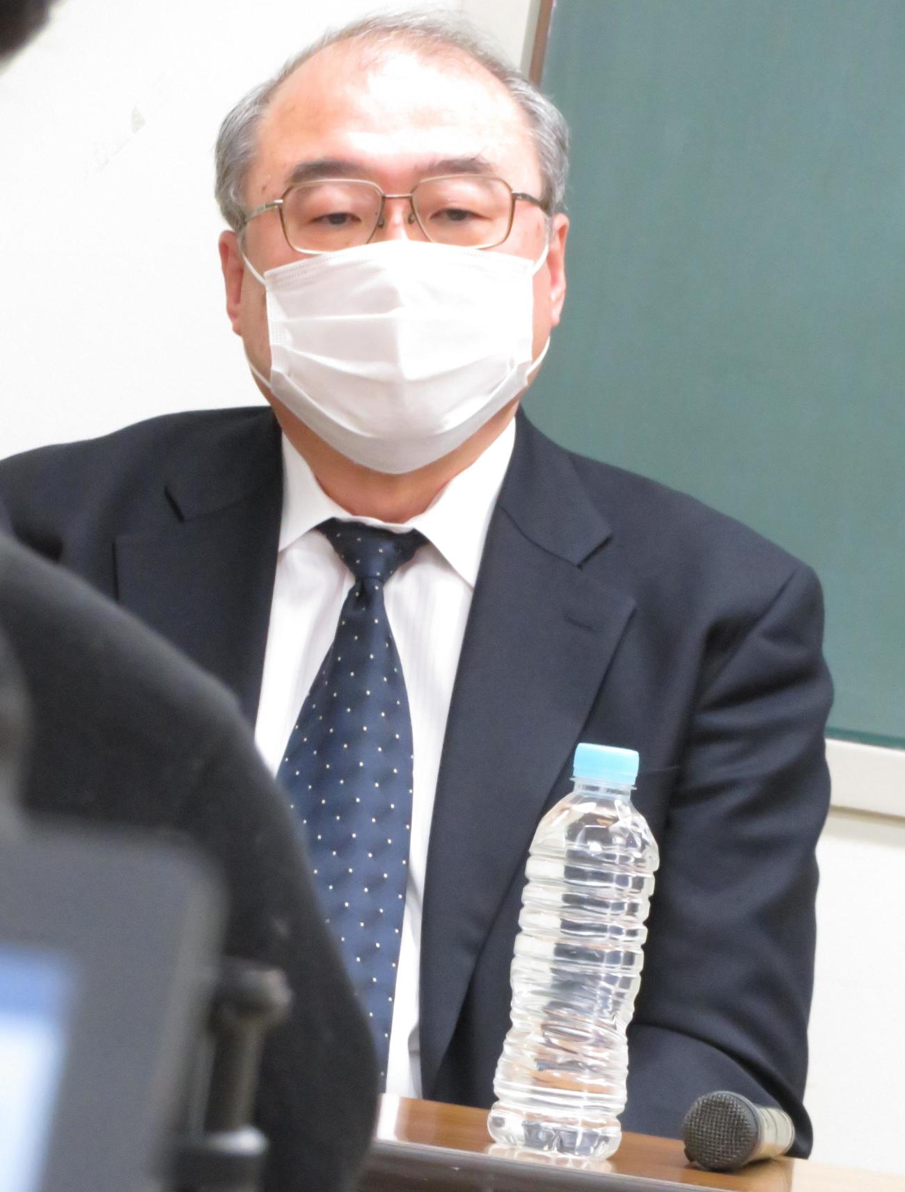 パワハラ問題の記者会見に出席した中里壮也専務理事（2021年2月26日撮影）