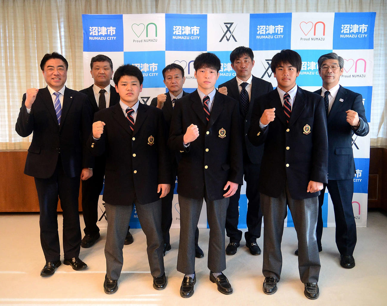 記念撮影に納まる後列左から頼重市長、飛龍の相撲部・栗原監督、レスリング部・井村監督、男子ソフトボール部・安部監督、小畑校長。前列左から相撲部・鈴木、レスリング部・時田、男子ソフトボール部・佐藤