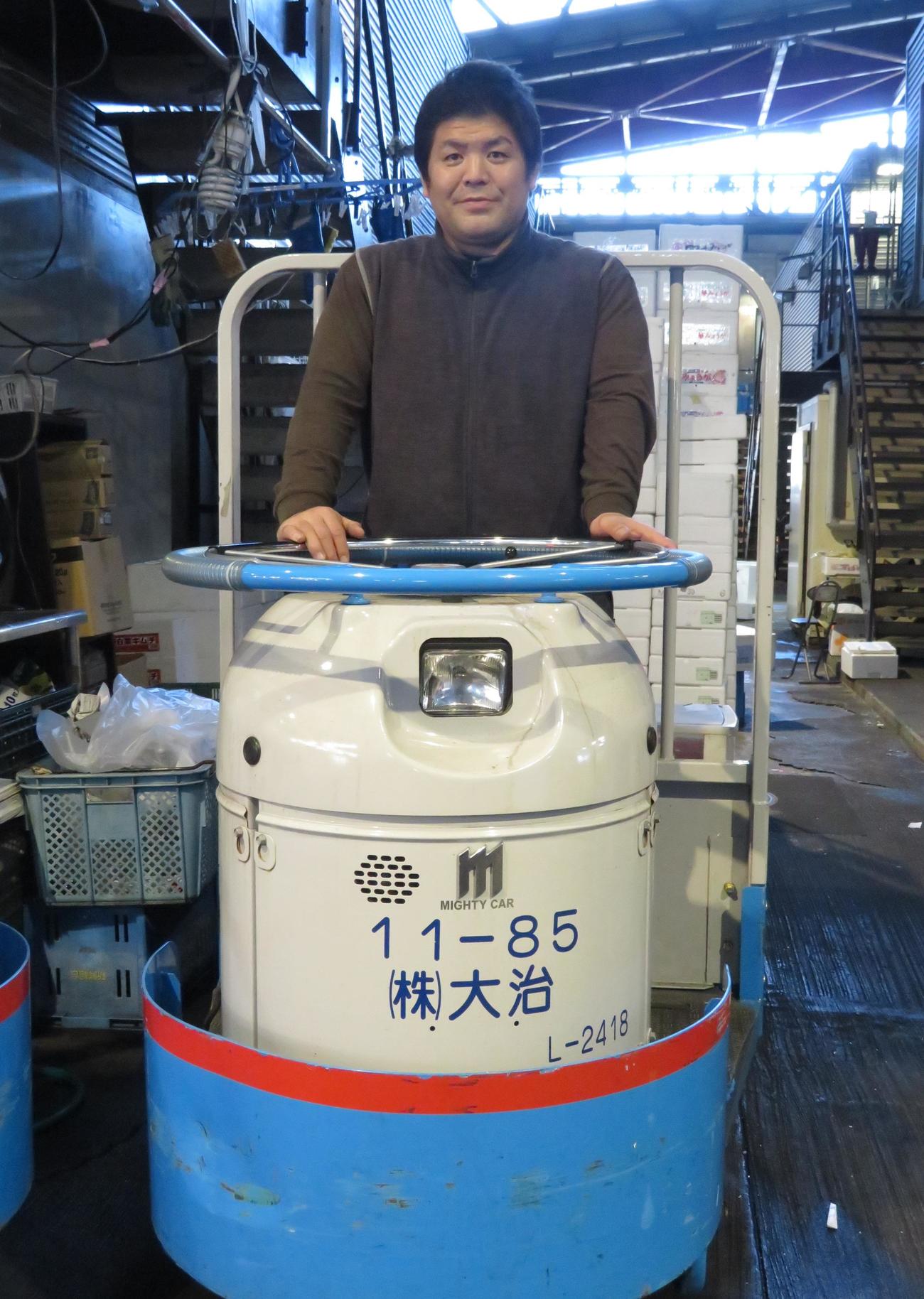 ターレに乗る泉浩氏（撮影・峯岸佑樹）