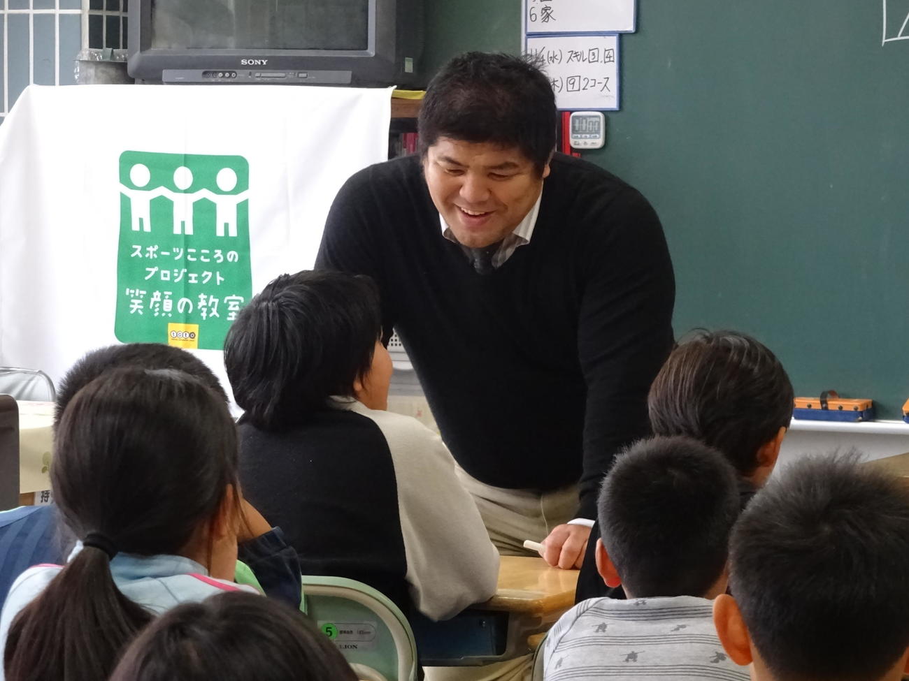 八戸市立明治小の児童たちに夢について講義する泉浩氏（スポーツこころのプロジェクト提供）