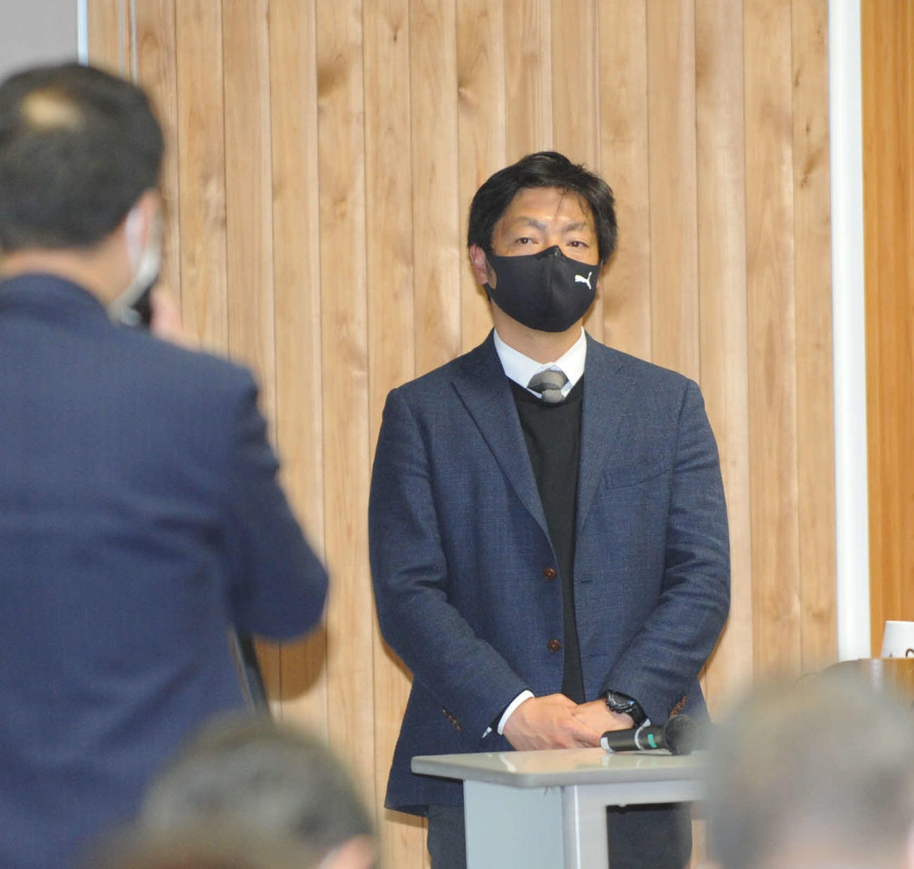 講演で来場者の質問を聞く佐々木氏