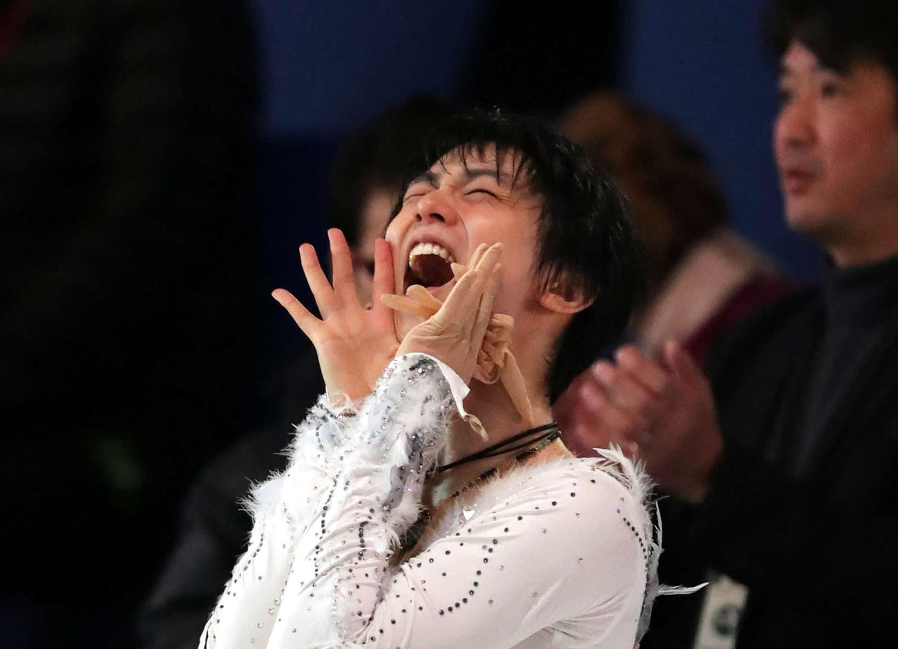 NHK杯フィギュア　エキシビションで大声でファンにあいさつをする羽生結弦（2016年11月27日）