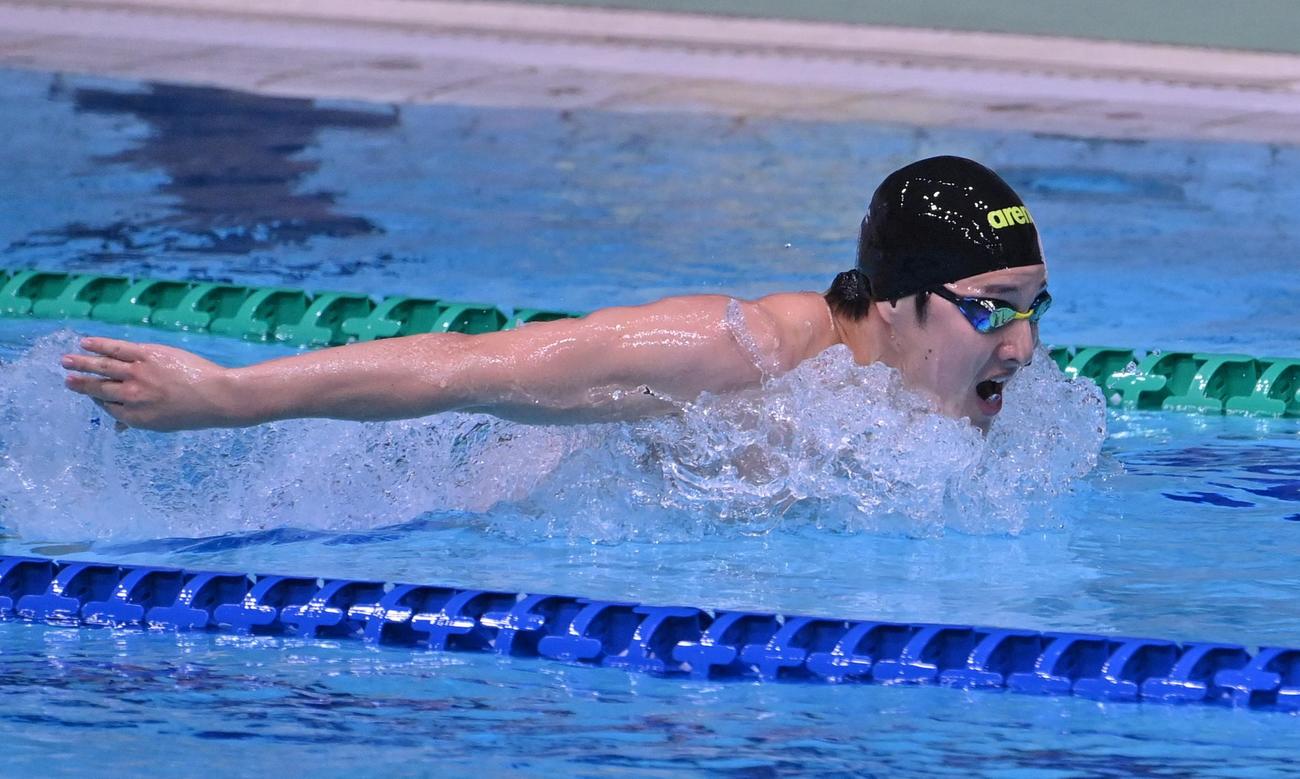 東京都オープン男子200メートルバタフライ決勝で力泳する瀬戸＝2021年2月21日