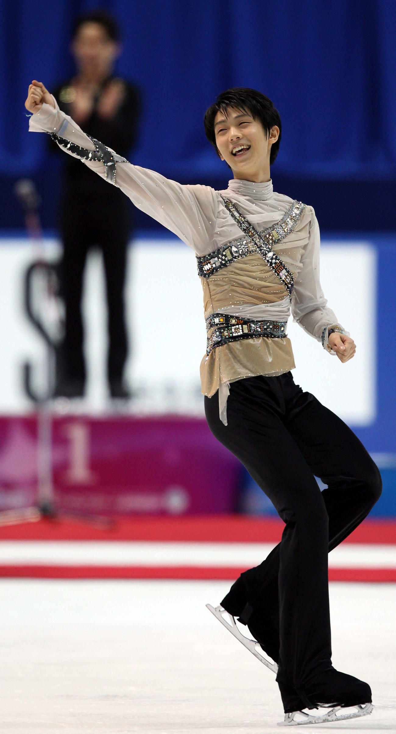 全日本フィギュア選手権　表彰式でガッツポーズする羽生（2011年12月24日）