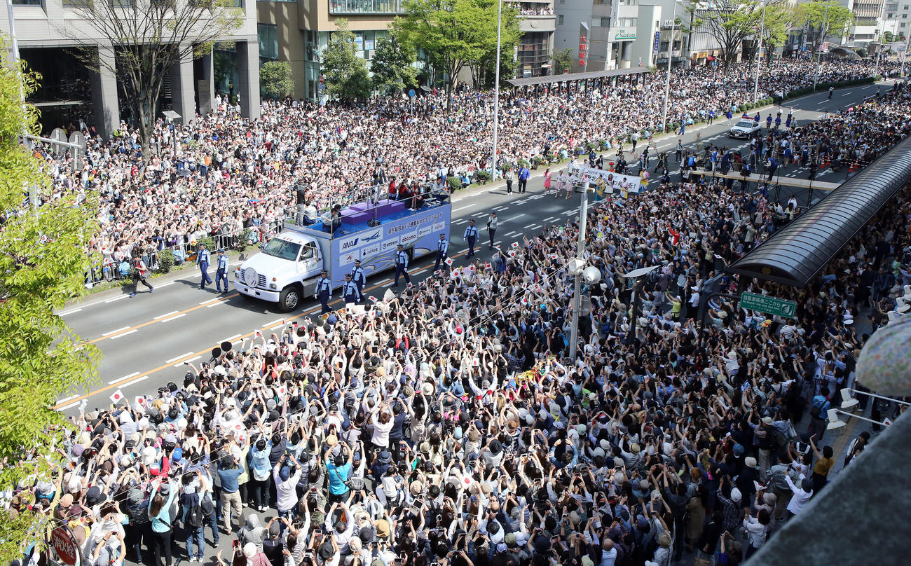 18年4月、五輪2連覇を祝して行われた仙台市でのパレードで車上から手を振る羽生