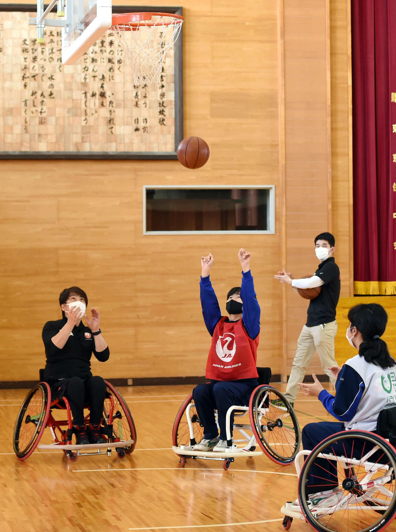 シュートを放つ中学生。左は根木氏（撮影・相沢孔志）
