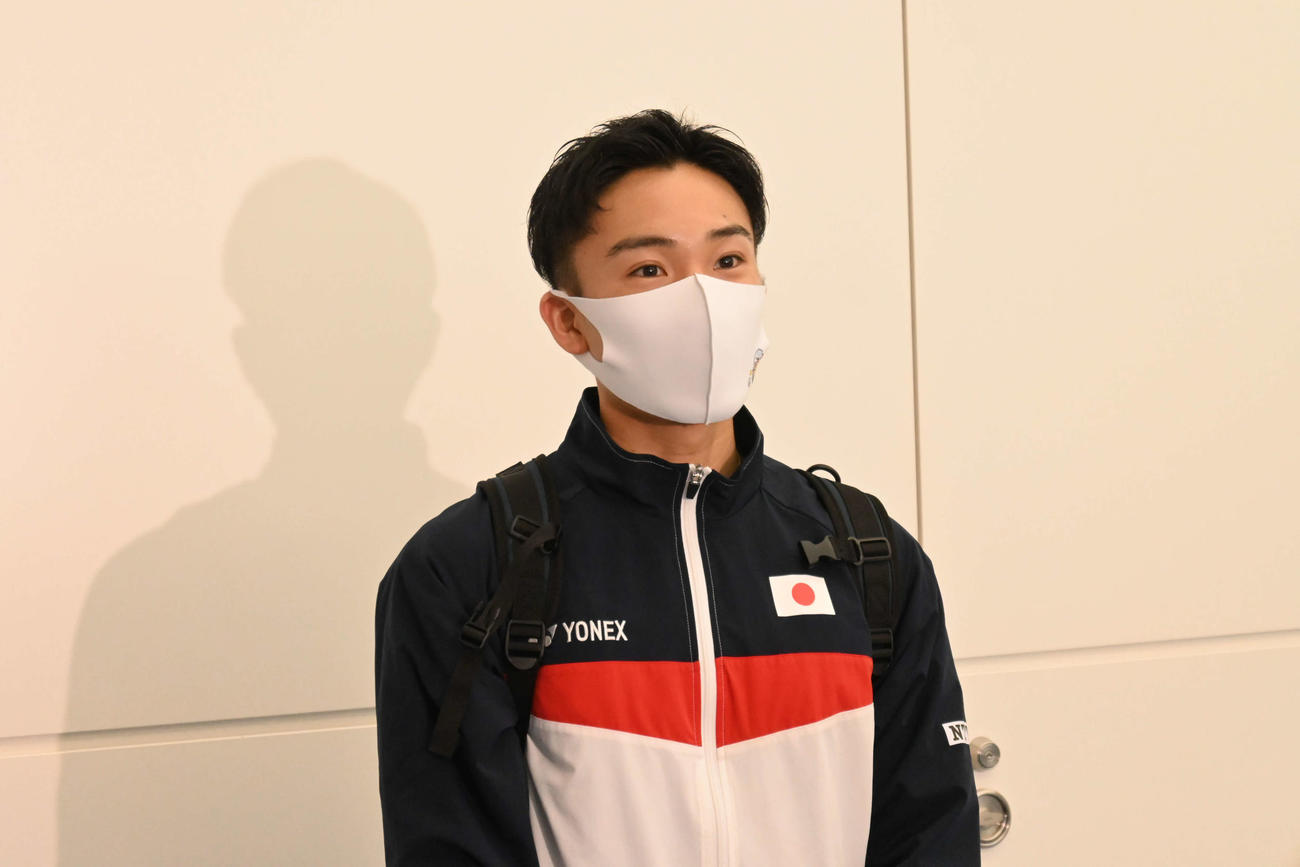 出国前に取材に応じたバドミントン日本代表の桃田（代表撮影）