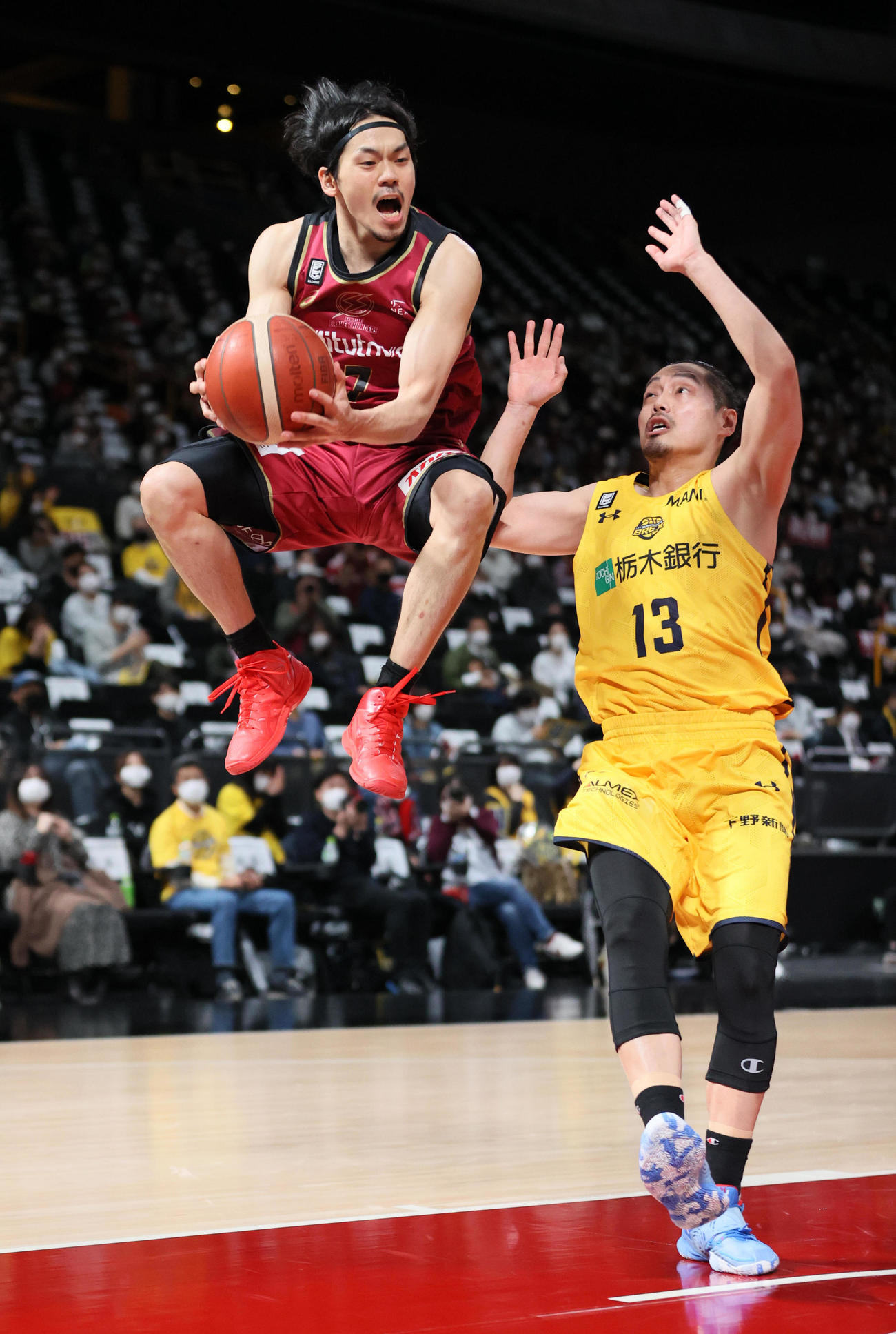 第2Q、ゴール下で競り合う川崎の篠山（左）（代表撮影）