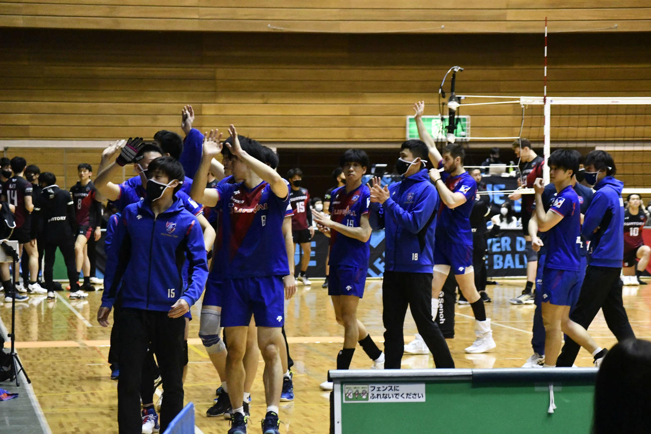 ホームゲームに集まったファンに感謝の拍手を送るFC東京の選手たち（撮影：平山連）
