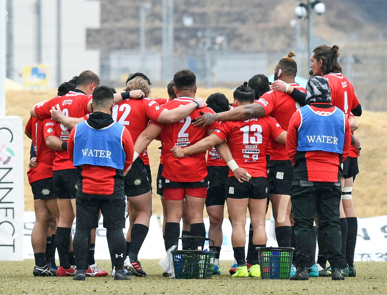試合前、円陣を組んで黙とうする釜石シーウェイブス（撮影・相沢孔志）