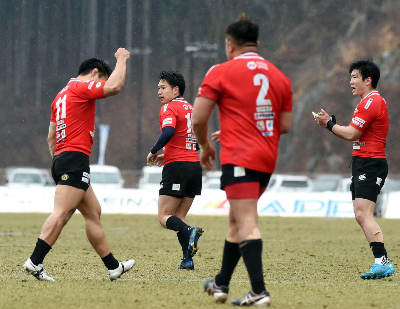 後半9分、チーム初トライを決め、右腕を突き上げる釜石WTB氏家（左）（撮影・相沢孔志）