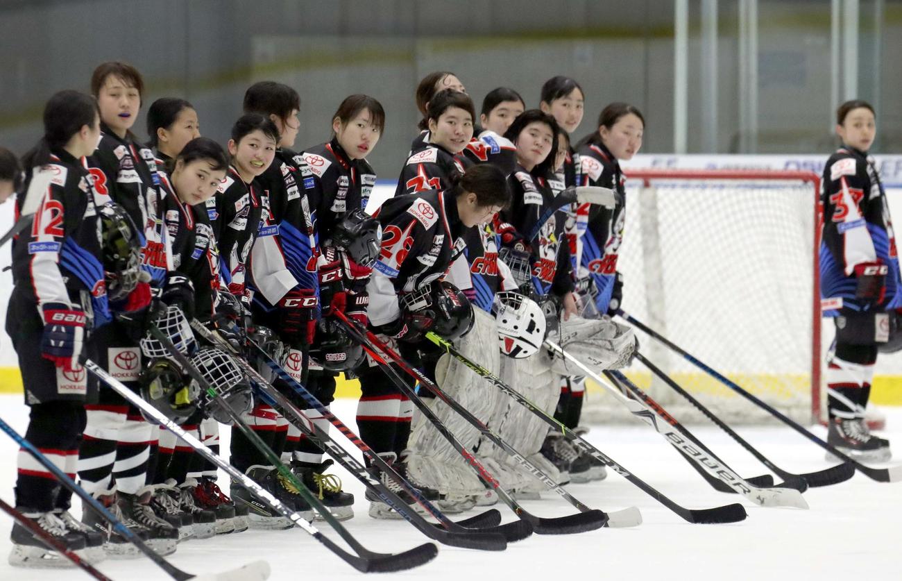 あいさつするトヨタシグナスの選手たち。左から7人目は決勝ゴールを決めたDF桜井芽（撮影・佐藤翔太）