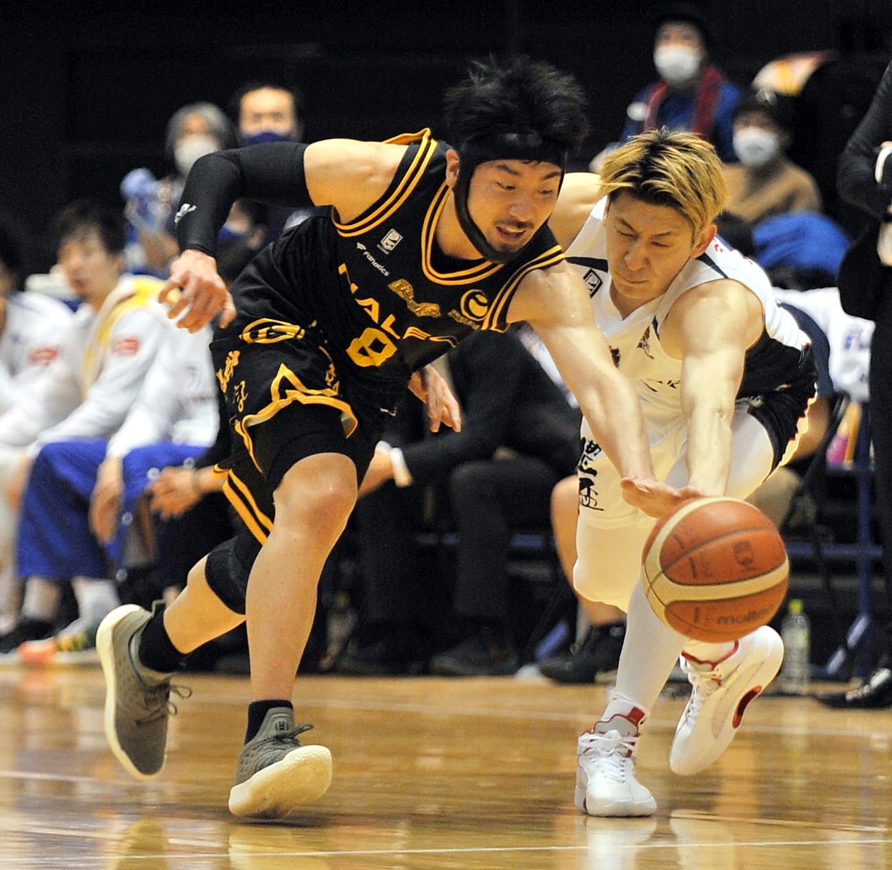第4Q、仙台PG月野主将（左）が、青森SG下山からボールを奪い、スチールに結びつける