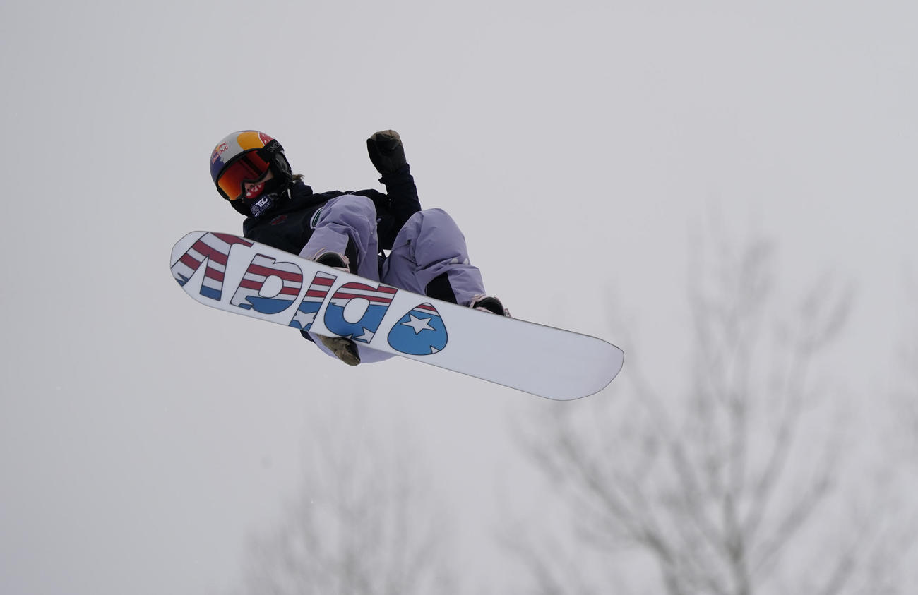 スノーボード世界選手権ハーフパイプ決勝で演技する戸塚優斗（ロイター）