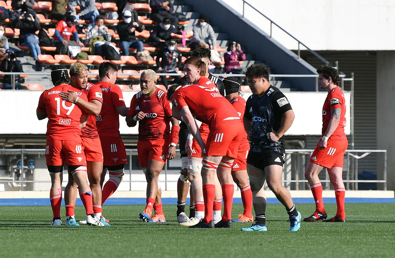 リコー対神戸製鋼　逆転勝ちし喜ぶ神戸製鋼フィフティーン（撮影・滝沢徹郎）