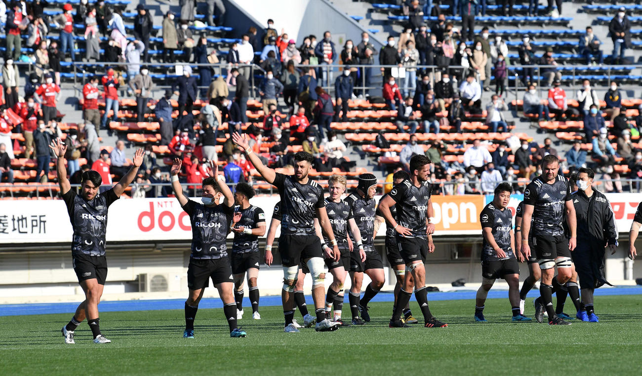リコー対神戸製鋼　試合後、スタンド席に手を振るリコーフィフティーン（撮影・滝沢徹郎）