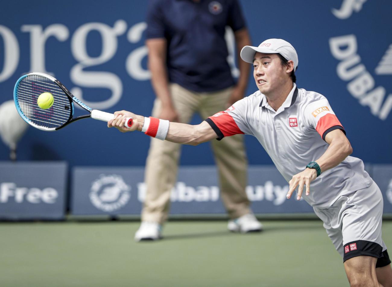 1回戦でライリー・オペルカに勝利した錦織圭（共同）