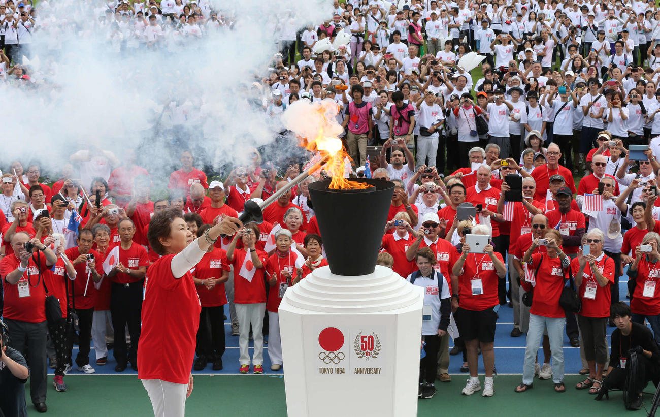 東京オリンピック・パラリンピック「50周年の火」を点火する女子体操の小野清子さん（2014年10月11日）