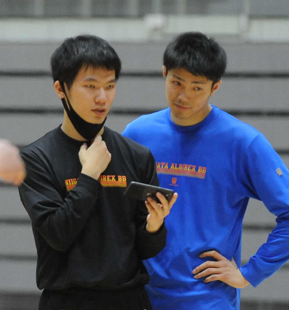 柏倉と話し合う半杭アナリスト（左）