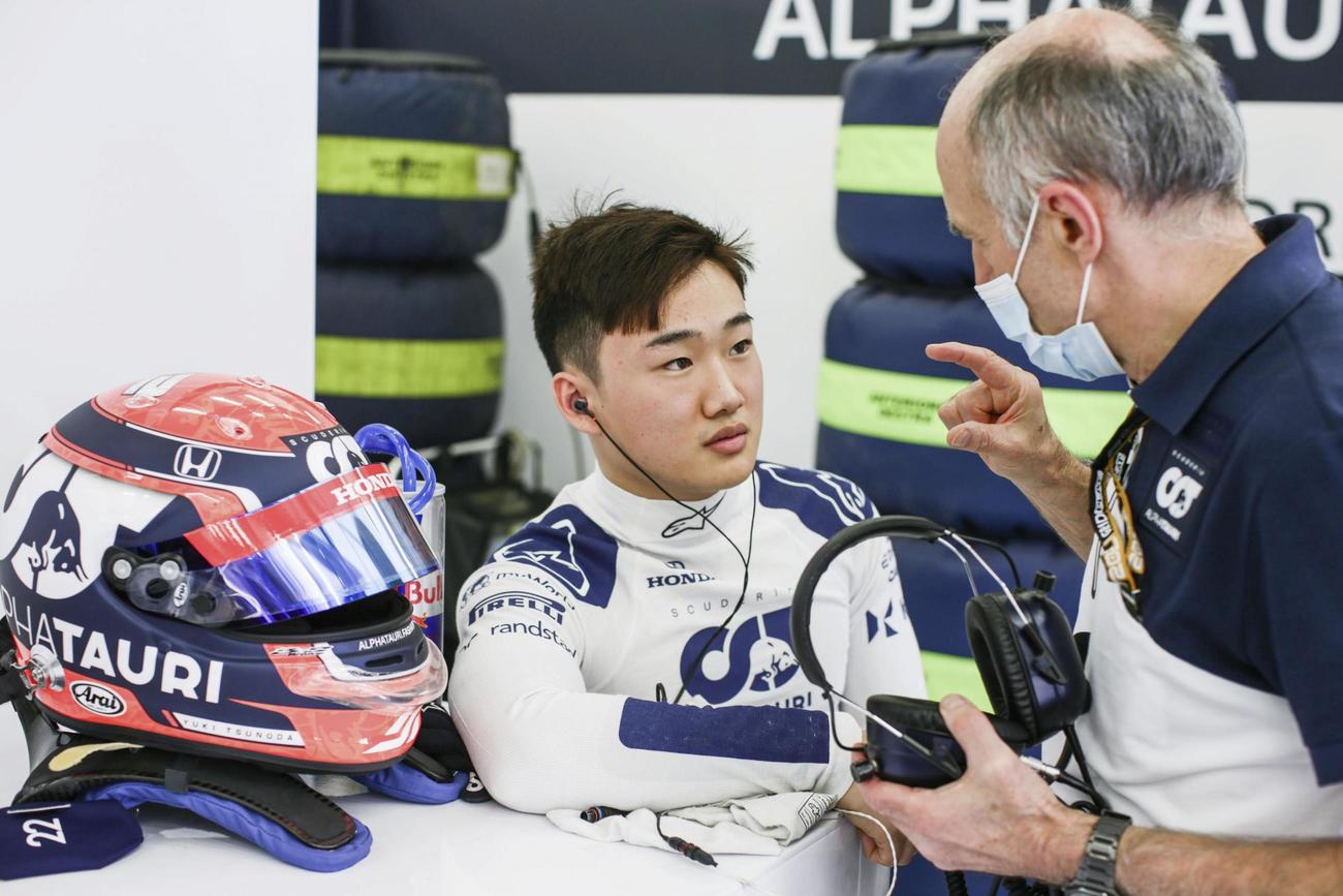 F1合同テスト走行の合間に、アルファタウリのフランツ・トスト代表（右）と話す角田裕毅（ゲッティ＝共同）