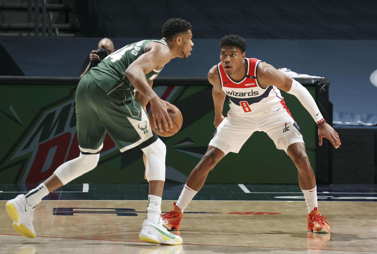 バックス戦でG・アデトクンボ（左）をマークするウィザーズの八村（NBAE提供・ゲッティ＝共同）