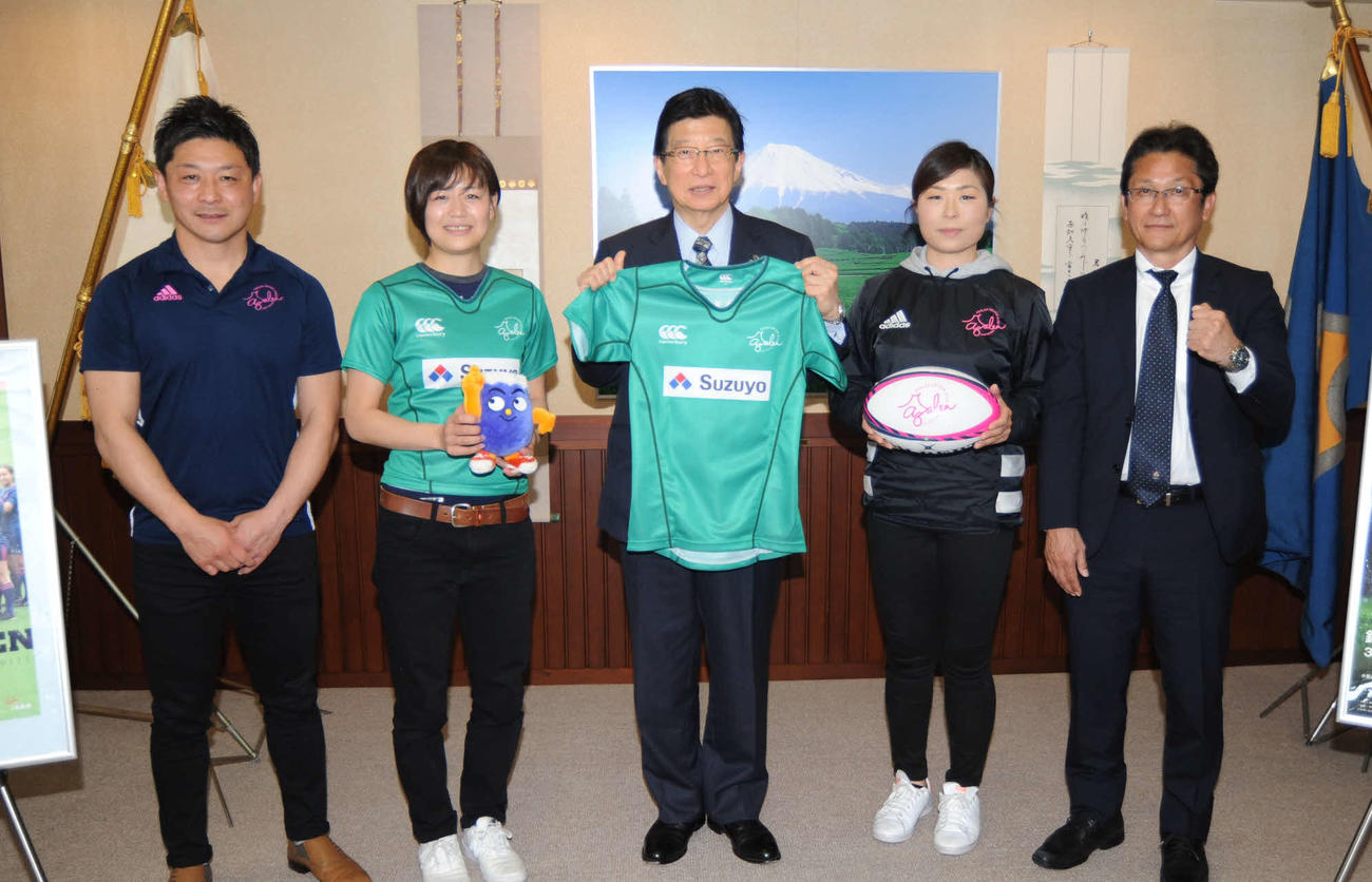 アザレア・セブンの関係者が川勝平太静岡県知事を表敬訪問。左から小池善行監督、横山里菜子、川勝氏、野毛伸子コーディネーター、山本純生GM