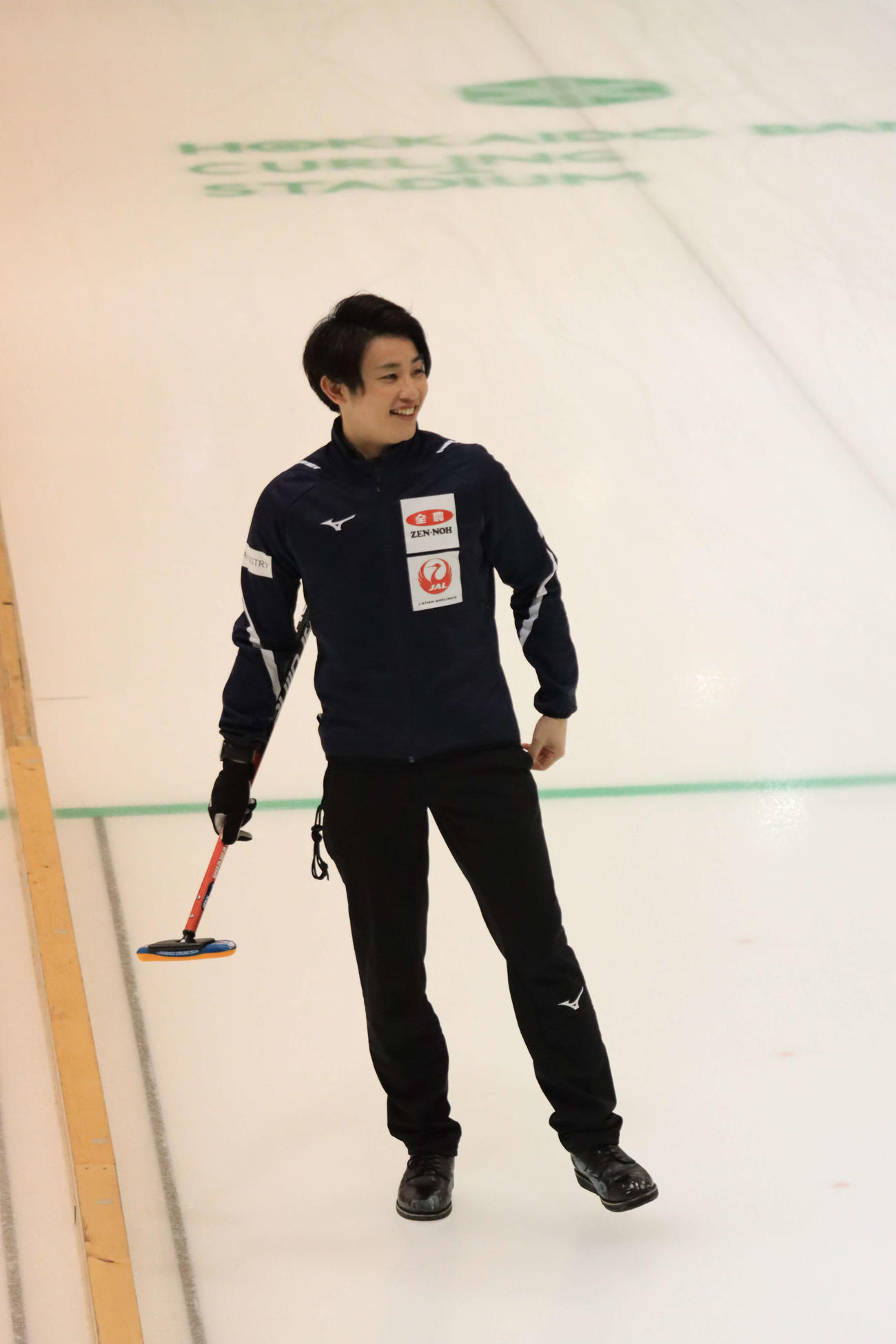 カーリング男子世界選手権に向けて練習するコンサドーレのスキップ松村（撮影・保坂果那）