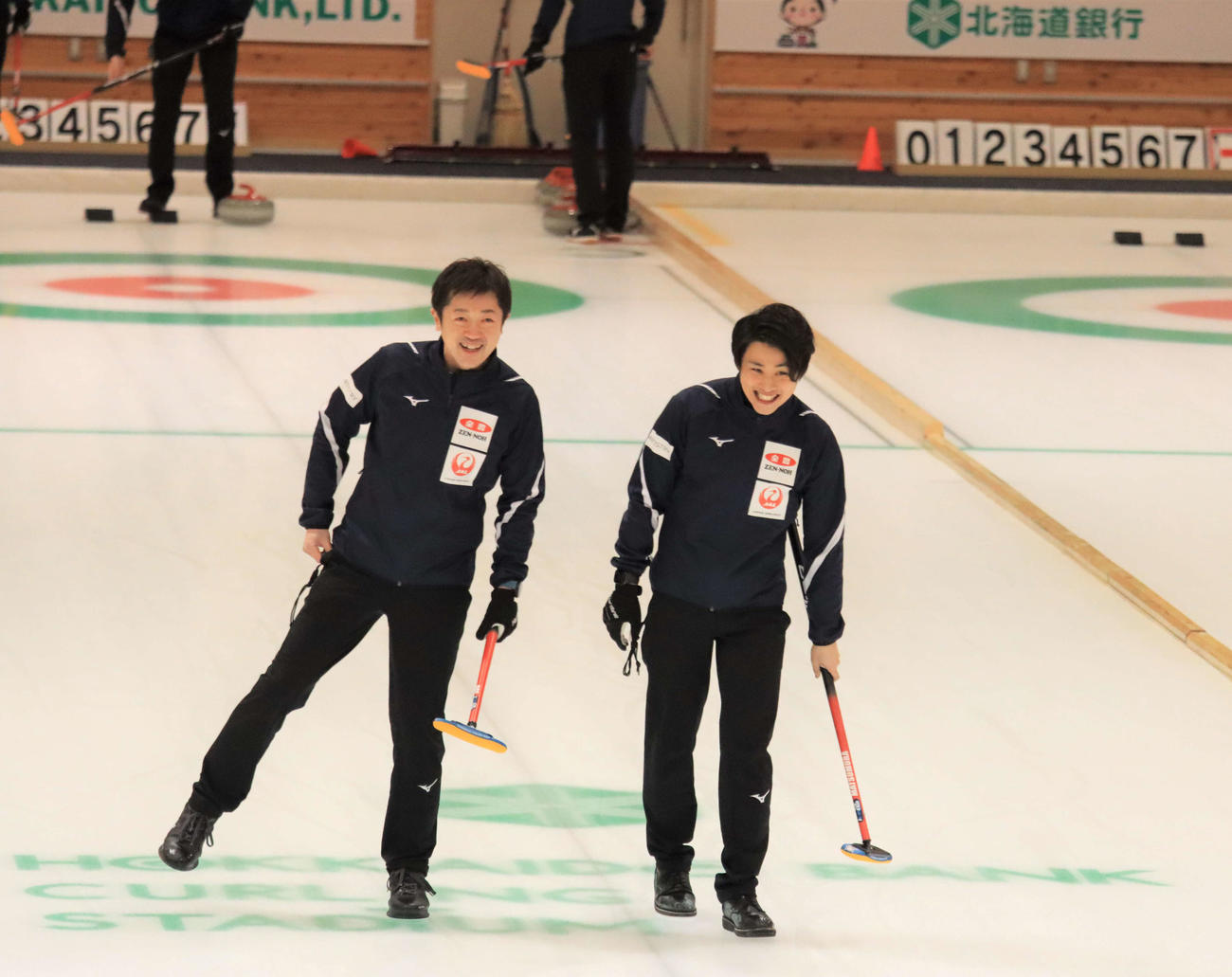 カーリング男子世界選手権代表のコンサドーレ・スキップ松村（右）とリード阿部は練習中に笑顔を見せる（撮影・保坂果那）