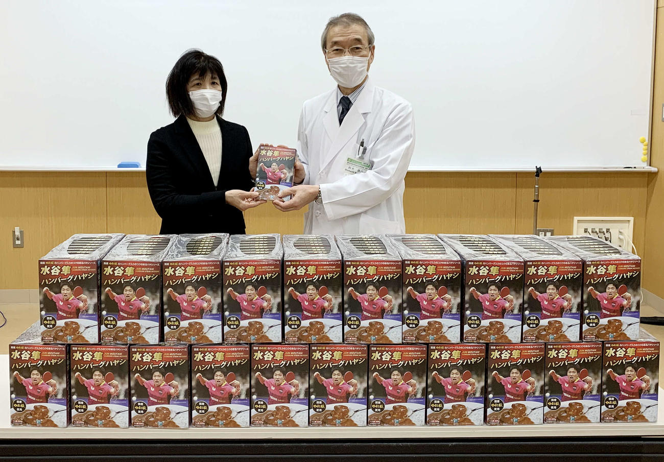 寄贈式に出席した水谷の母万記子さん（左）と磐田市立総合病院の鈴木病院長
