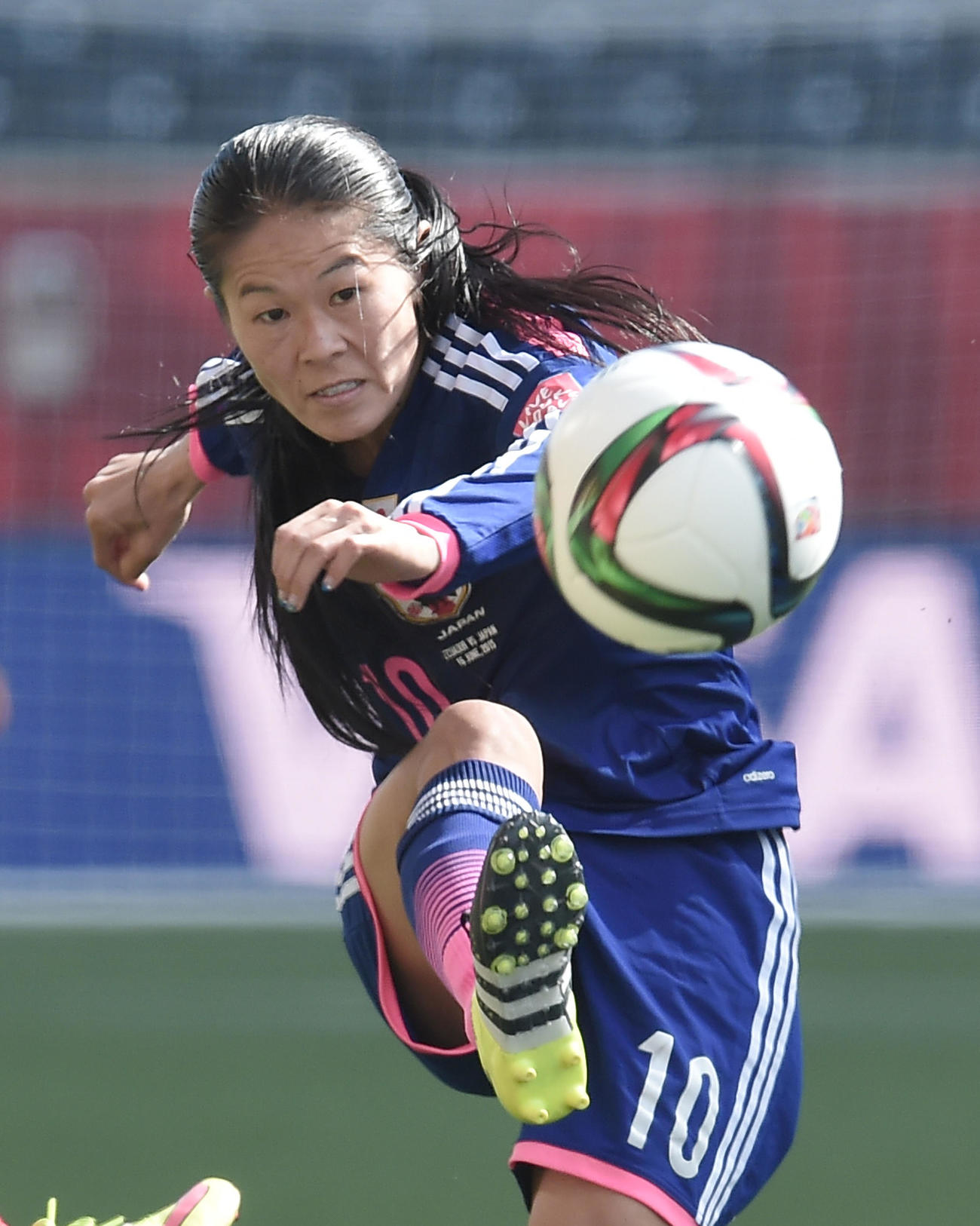 15年6月、女子W杯カナダ大会エクアドル戦でパスを出す澤穂希さん