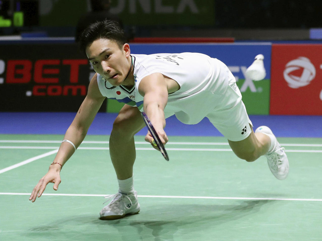 男子シングルス1回戦でレシーブする桃田賢斗（ゲッティ＝共同）