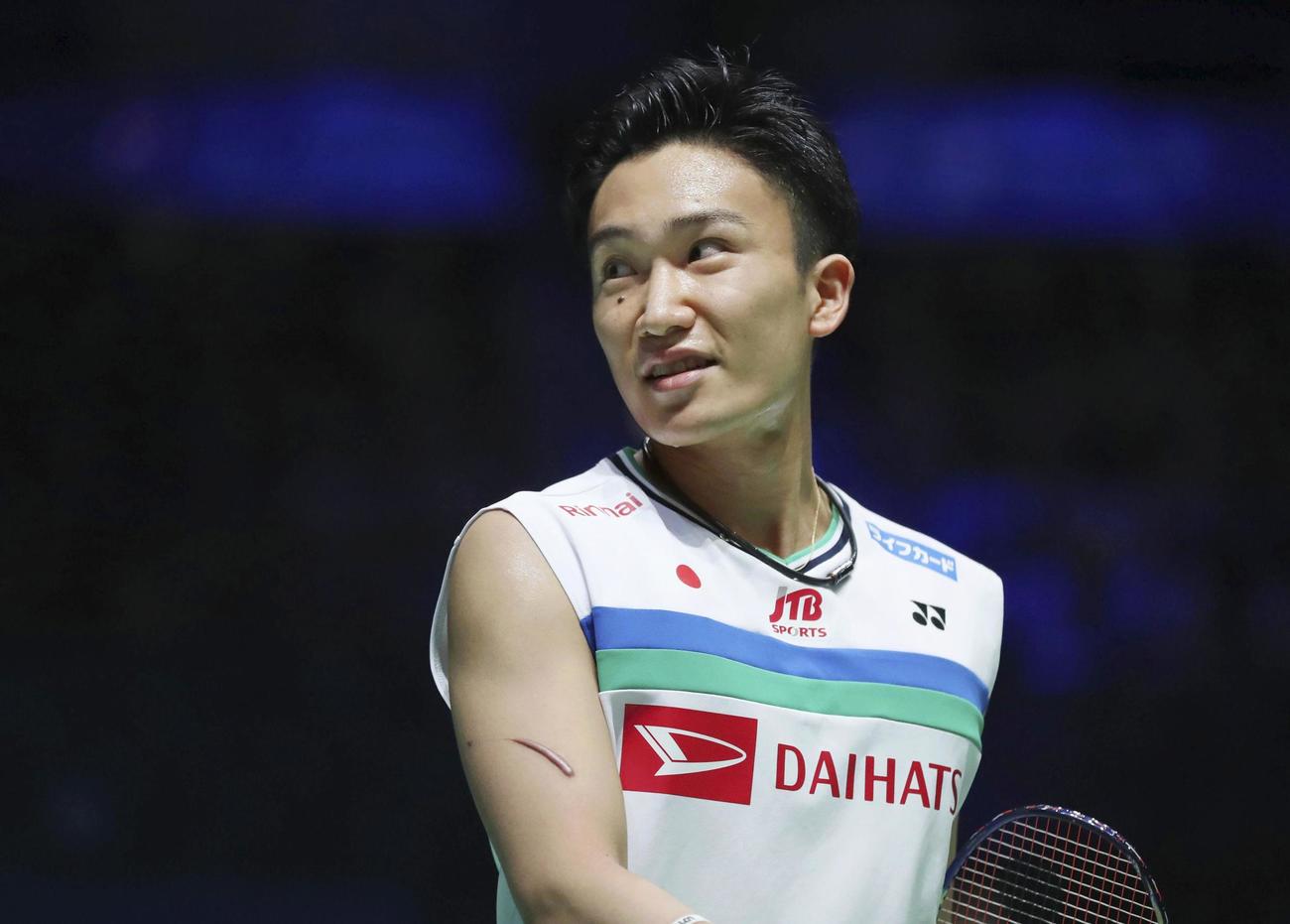男子シングルス1回戦で笑みを浮かべる桃田賢斗（ゲッティ＝共同）