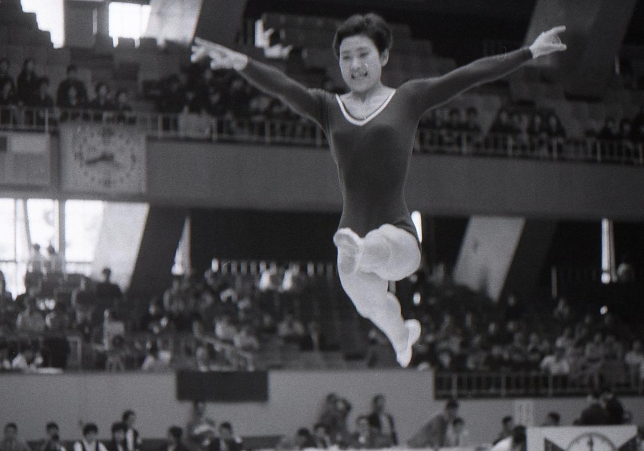 小野清子さん　平均台の演技（1964年）