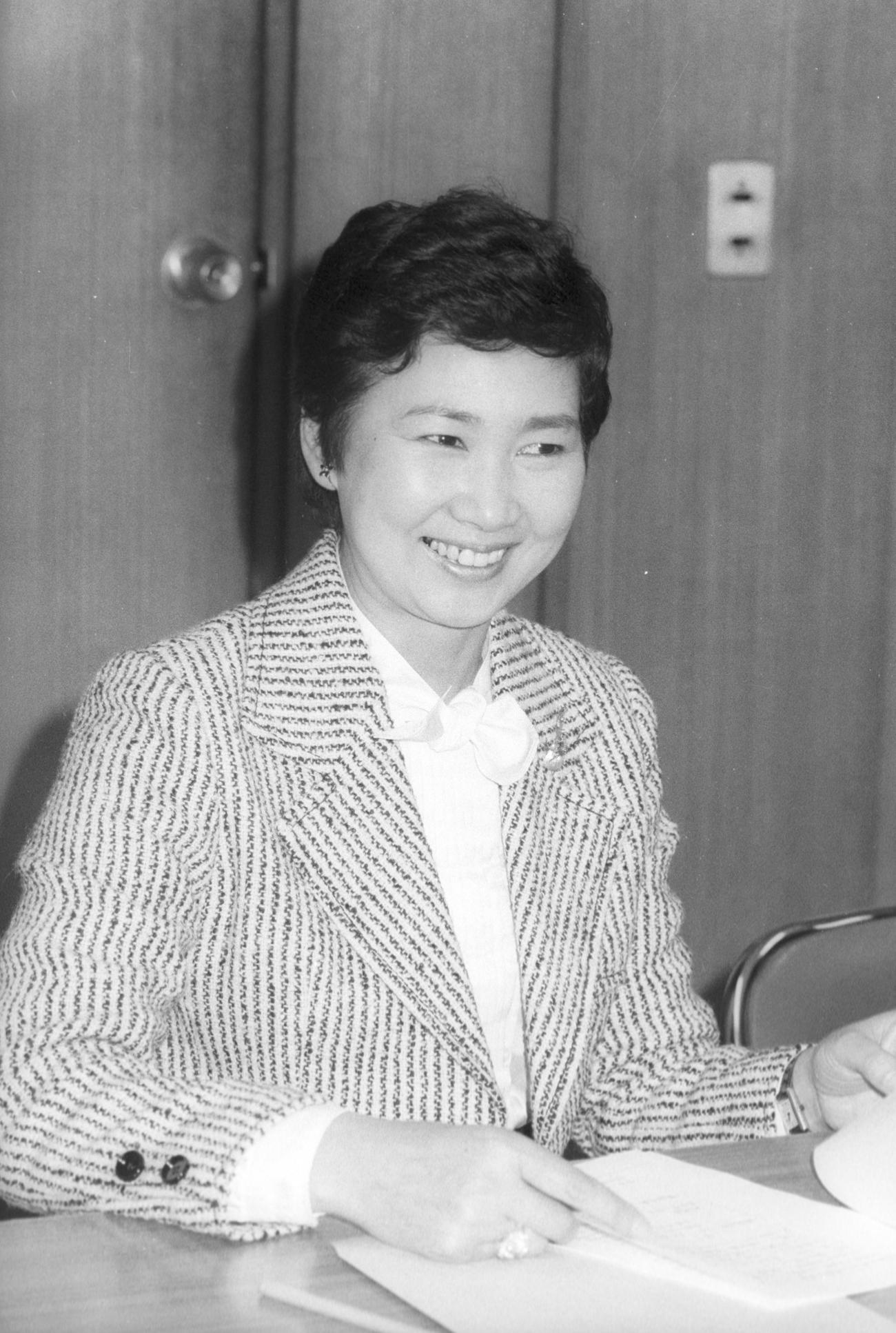 82年3月、JOC初の女性委員に推薦され笑顔