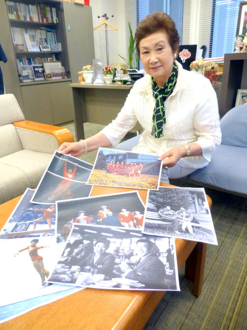 14年8月、東京五輪時の写真を前に20年への思いを語った小野清子さん