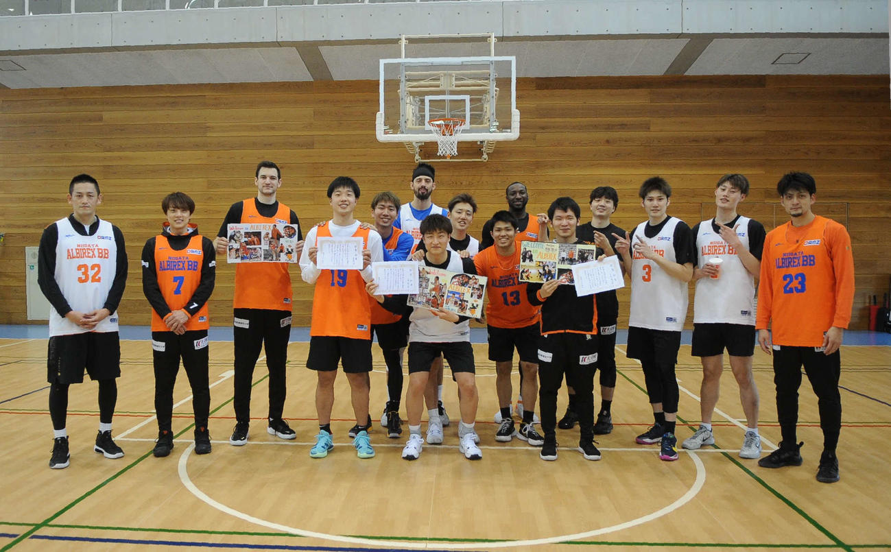 卒業証書を手に祝福を受けた西田（前列左から4人目）水野（同5人目）半杭アナ（同6人目）