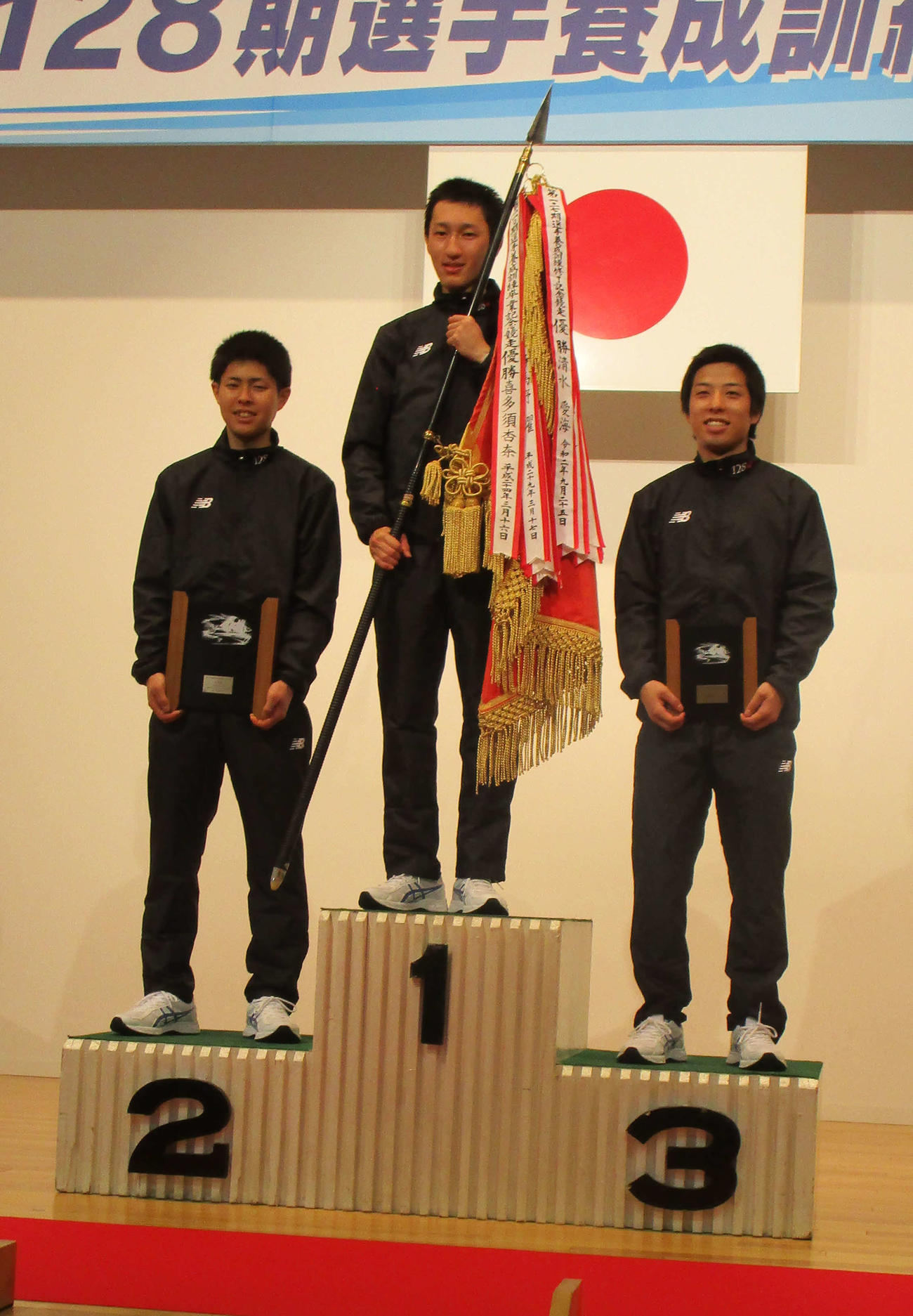 表彰台に上がる優勝の飛田江己（中央）、左は2着の遠藤圭吾、右は3着の大月遊雅