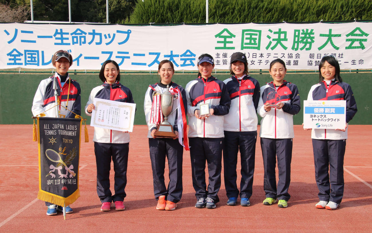 2大会連続12度目の優勝に笑顔を見せる東京代表の選手たち