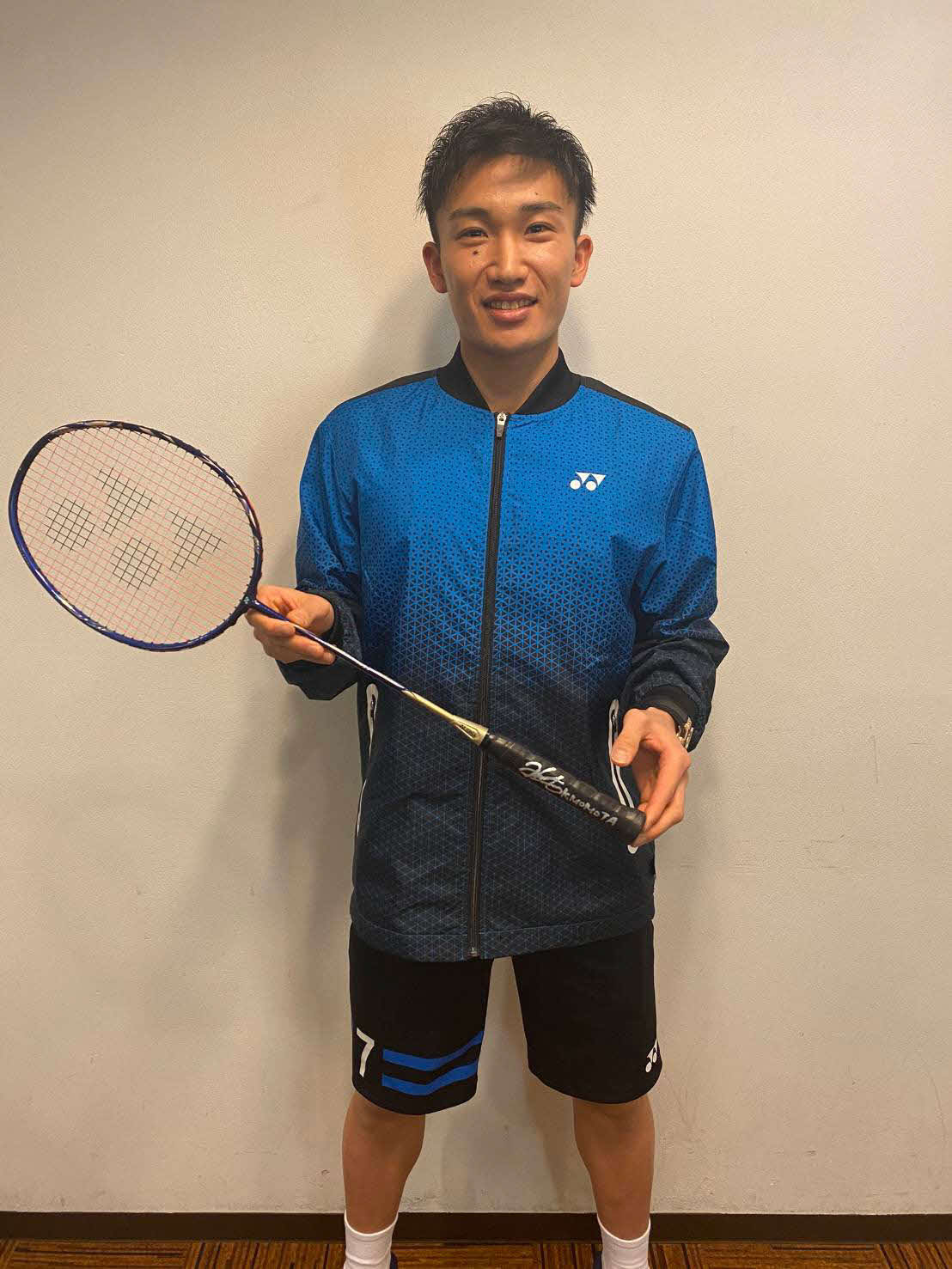 サイン入りラケットをチャリティーオークションに出品したバドミントン男子の桃田（UDN SPORTS提供）