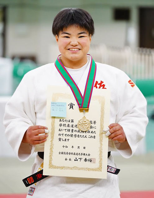 女子無差別級で優勝した橋口茉央（共同）