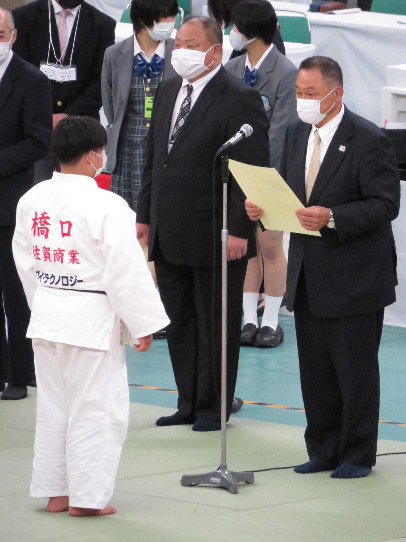全日本柔道連盟の山下泰裕会長から表彰される橋口茉央（撮影・峯岸佑樹）