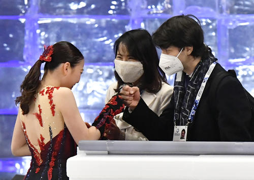 女子SPの演技に臨んだ紀平（AP）
