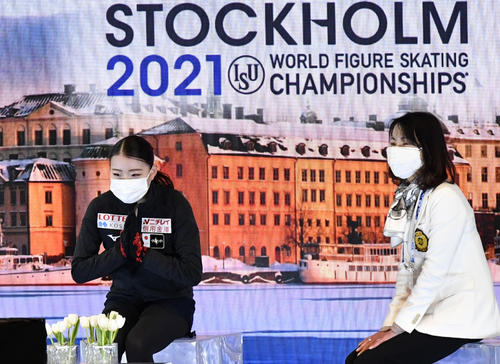 女子SPの演技に臨んだ紀平（AP）