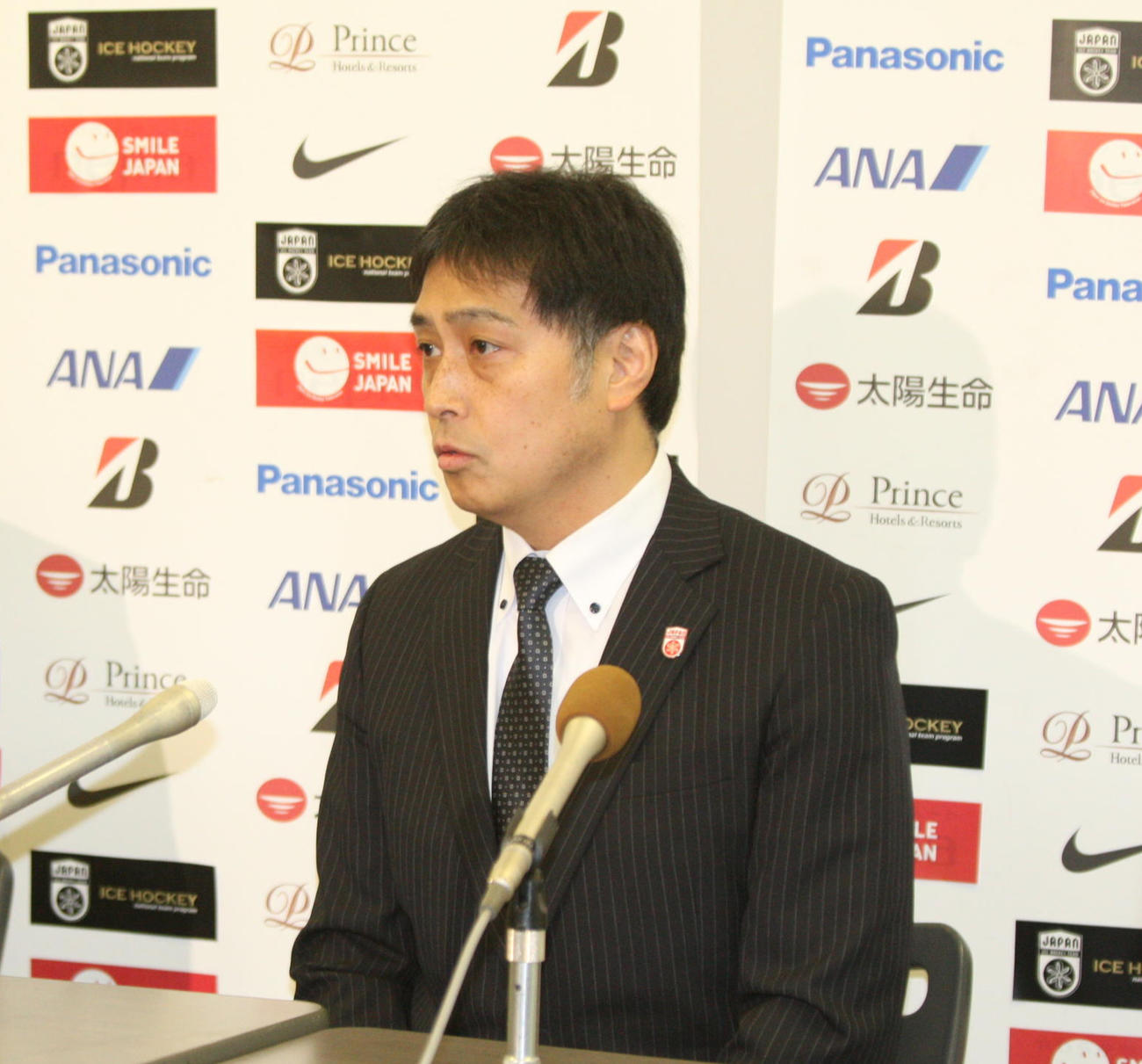アイスホッケー女子日本代表の飯塚監督（2018年7月9日撮影）