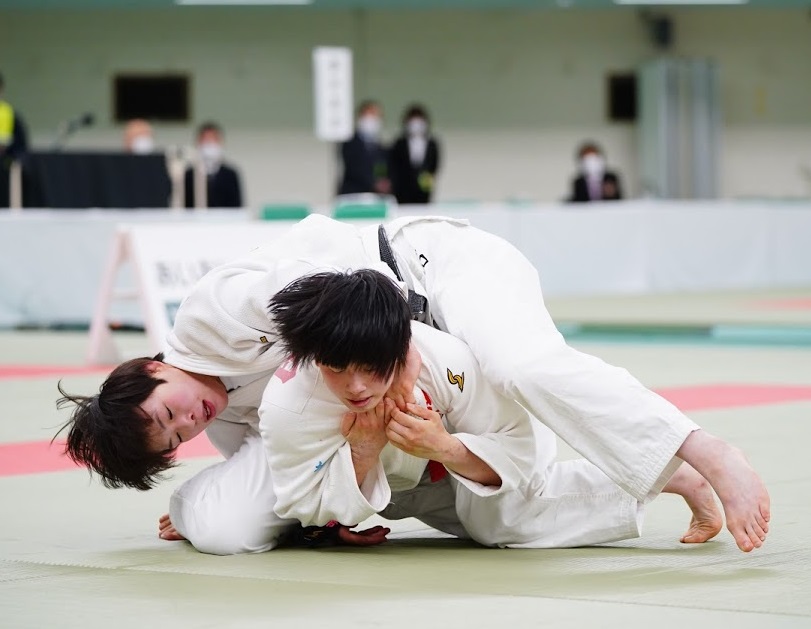 女子57キロ級決勝で寝技に持ち込む江口凜（代表撮影）